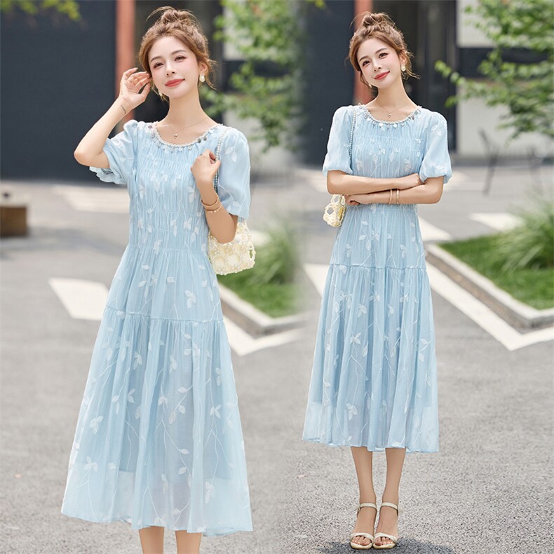 浅蓝色刺绣连衣裙女夏中长款2025今年流行巨好看减龄甜美a字裙子，女装连衣裙，布芭啦