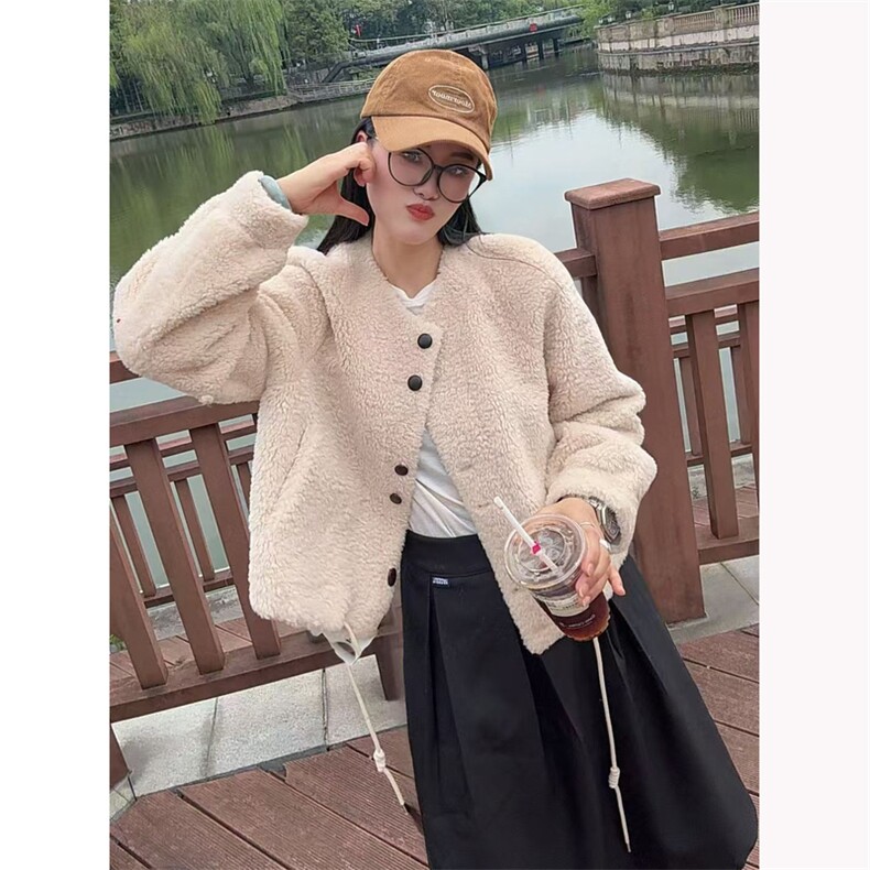 羊剪绒大衣女短款颗粒羊羔毛皮毛一体外套2025冬新款皮草圆领上衣,女装羊羔毛/颗粒绒,秀美人生