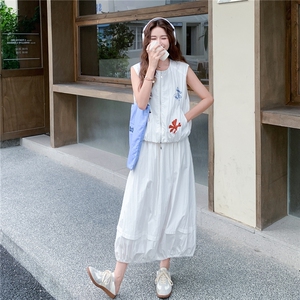 米白色刺绣马甲套装裙女2025夏季新款小清新甜美减龄半身裙两件套图片