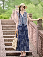 夏季新款2026气质时尚复古撞色刺绣牛仔马甲+碎花大摆裙两件套，女装套装/套裙，魅影