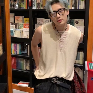 慵懒薄款小众镂空V领设计无袖针织背心男宽松美式复古套头上衣服,范丞丞的衣服穿搭图片