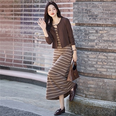 2025年秋季新款休闲气质显瘦针织开衫条纹背心裙套装，女装套装/套裙，乐吉娜