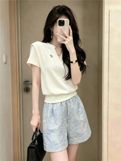 高级感时尚气质套装女夏新款V领短袖上衣提花阔腿短裤两件套潮流，女装套装/套裙，江南
