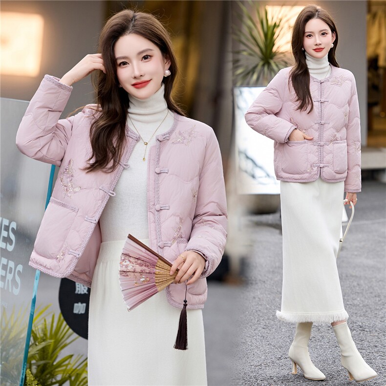 时尚立领绣花羽绒服女2025冬季新中式宽松洋气短款90白鸭绒外套，女装羽绒服，伊航服饰