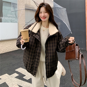 复古格子羊羔毛翻领羽绒服女2025冬季短款加厚面包服宽松保暖外套图片
