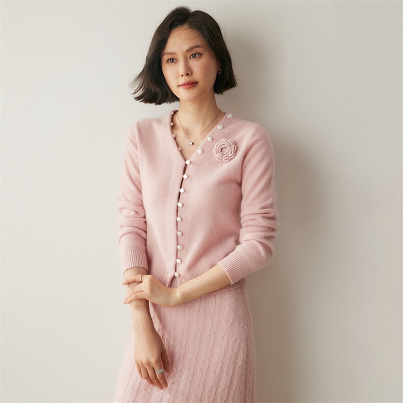 高端软糯手绣山茶花V领山羊绒开衫女珍珠扣针织宽松外搭毛衣外套，女装羊绒衫，绒创羊绒