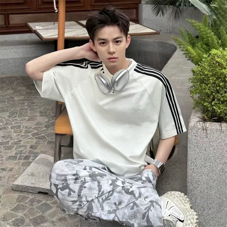 抖音得物品质二开240克宽松纯棉美式潮牌印花三条杠中性风短袖T恤，男装T恤，电商A486-1