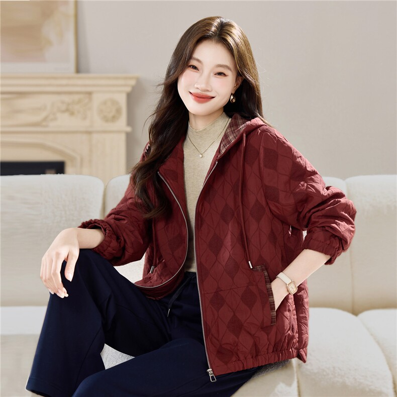 现货2026春秋季新款时尚中老年妈妈装短外套上衣格子女士风衣，女装短外套，璐依舞