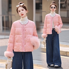 现货。2025年潮冬季真狐狸毛重工刺绣钉珠短款新中式羽绒服新款，女装羽绒服，艾仟回(原伊仟回)