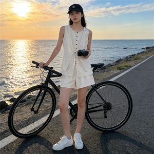 杏色设计感无袖马甲短裤套装女夏款韩版系带假两件上衣短裤两件套图片