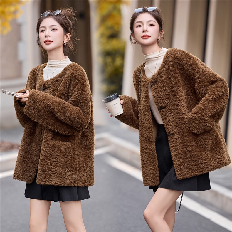 2025年冬季新款现货皮毛一体休闲时尚短款保暖外套，女装皮草，臻衣坊