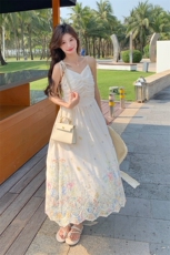 多巴胺绝美碎花细吊带连衣裙女2025夏季新款法式温柔风度假裙子，女装连衣裙，2D078