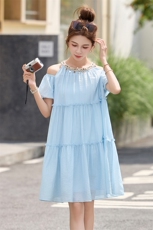 粉色露肩短袖挂脖连衣裙女夏季新款法式收腰显瘦度假长款雪纺裙子，女装连衣裙，贵人树