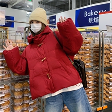 牛角扣红色连帽羽绒服女冬超火好看高级小众独特漂亮短款加厚外套，女装羽绒服，2D035
