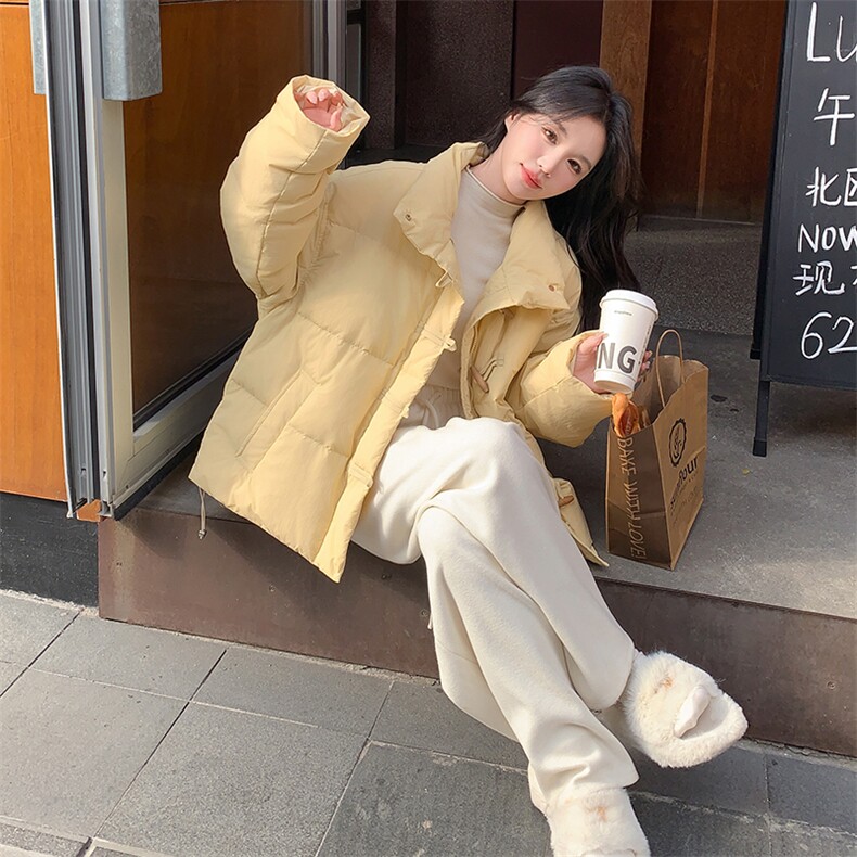 立领奶黄色牛角扣羽绒服女冬季2025新款温柔风奶乎乎爆款高级感,女装羽绒服,蝶眷