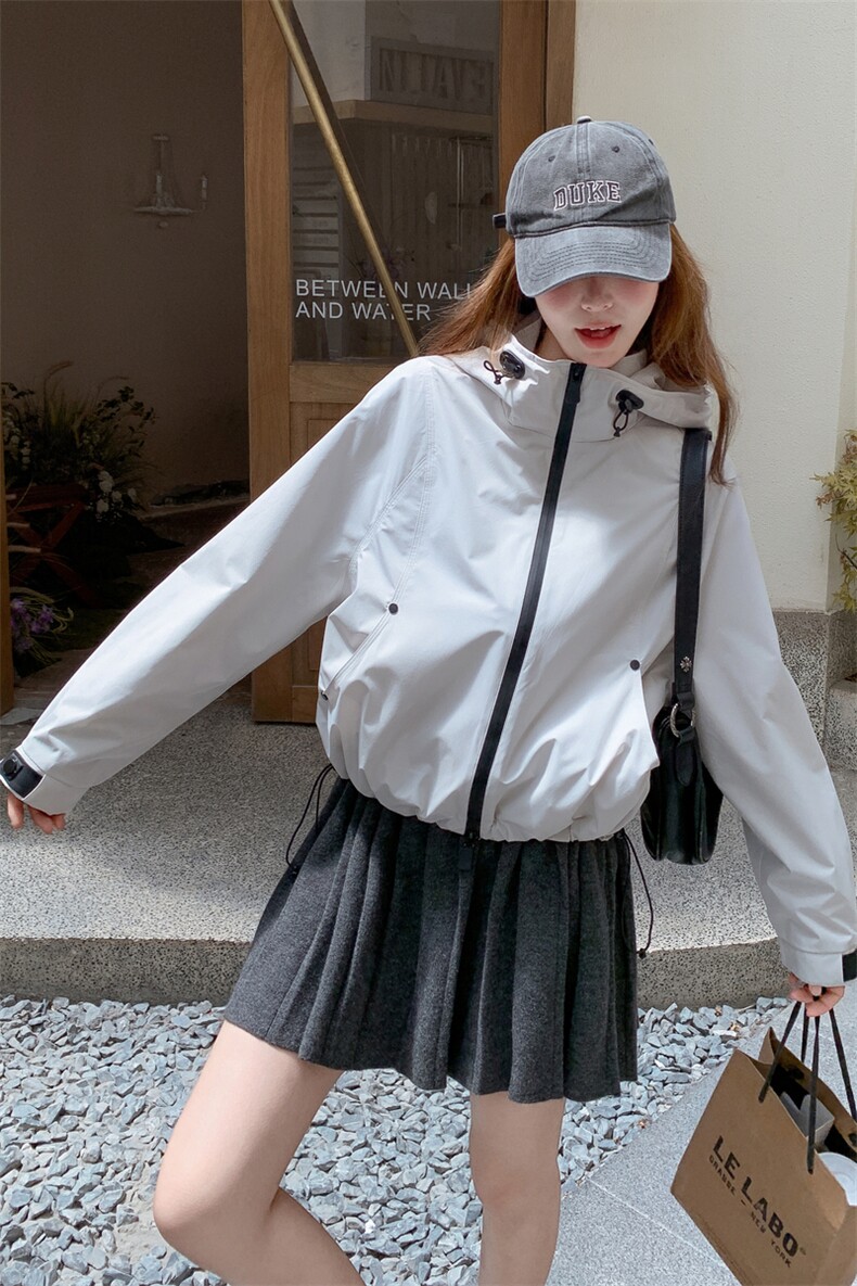 韩系米白色连帽冲锋衣短外套女秋季2025新款小个子休闲工装上衣,女装短外套,帛锦泉
