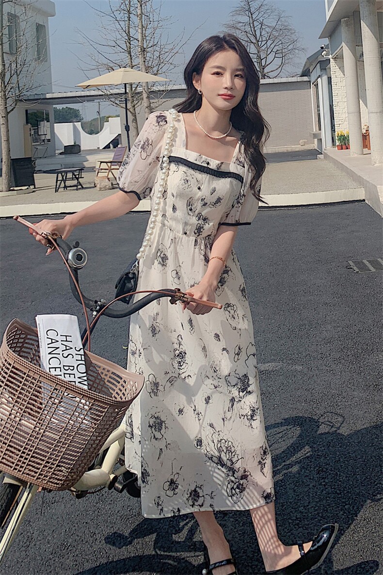 米白色收腰显瘦印花连衣裙女2023夏季新款法式温柔风超仙漂亮裙子,女装连衣裙,辉之琳