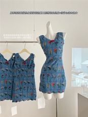 卡普里蓝~V领波浪边花朵刺绣连衣裙女夏无袖背心裙，女装连衣裙，梦白服饰厂