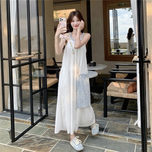 白色褶皱吊带连衣裙高级感显瘦独特漂亮减龄显瘦夏日氛围感小裙子图片