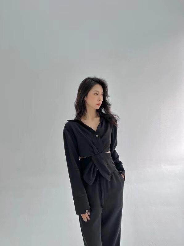 结构主义交叉露腰绑带衬衫套装，女装衬衫，HE