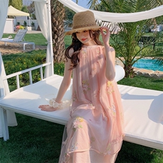 法式粉色碎花挂脖吊带连衣裙女夏2025新款清纯甜美长裙独特超好看，女装连衣裙，2C092
