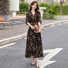 2026年夏季时尚潮流气质V领印花修身连衣裙，女装连衣裙，江南富贵女