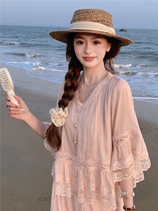 粉色洋气温柔套装女2026夏新款喇叭袖蕾丝拼接上衣阔腿裤裙两件套图片