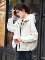 高级感羽绒服女短款秋冬2025新款流行小个子时尚减龄连帽外套，女装羽绒服，丽影随形