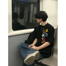 黑色