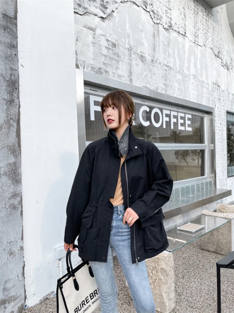 PANDLI经典的竖领领口融入拼接牛仔元素‘使得单一色调显得，其它，潘大利