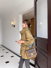 PANDLI经典的竖领领口融入拼接牛仔元素‘使得单一色调显得，其它，潘大利