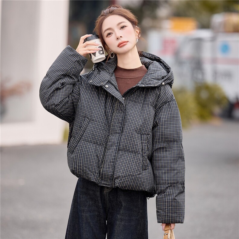 现货白鸭绒2025年冬季宽松短款连帽羽绒服,女装羽绒服,布依丽人