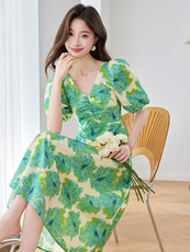 纯棉印花连衣裙女夏2025新款高级感法式v领气质甜美收腰露背长裙，女装连衣裙，美沁