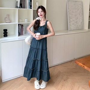 牛仔蓝法式过膝显瘦吊带裙女2025夏季新款高级感拼接氛围感连衣裙图片