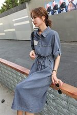 2023年时尚小翻领排扣潮流收腰系带短袖插袋牛仔连衣裙，女装连衣裙，钱塘布衣