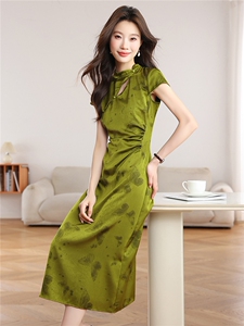 新中式蝴蝶改良旗袍女2026新款夏日绝美高级感绿色缎面鱼尾连衣裙图片