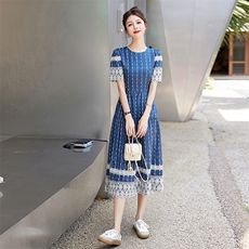 蓝色绣花女宽松显瘦2025年夏季连衣裙，女装连衣裙，臻衣坊