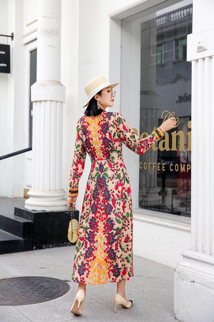 春季气质碎花连衣裙，女装连衣裙，蓝芝衣秀