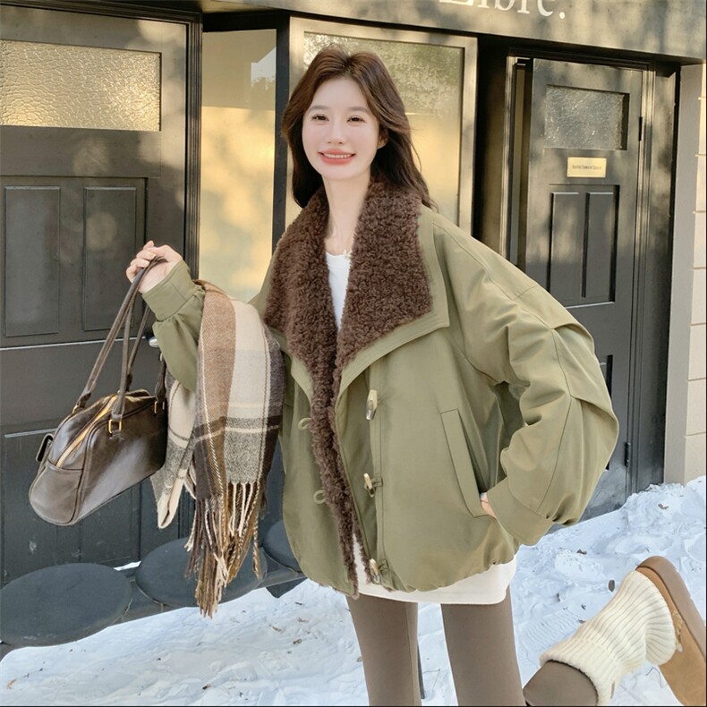 军绿色复古工装羽绒服女冬季2025新款白鸭绒内胆羊羔毛拼接派克服,女装羽绒服,2C159