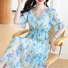甜美气质碎花连衣裙女2024夏季新款V领收腰显瘦别致漂亮过膝长裙，女装连衣裙，辉煌依升