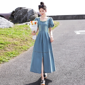 牛仔连衣裙女夏季新款韩系过膝长裙收腰显瘦开叉设计感泡泡袖裙子图片