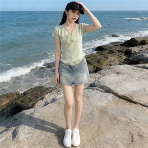 气质温柔风时尚套装裙女夏新款V领蕾丝拼接针织上衣牛仔裙两件套图片