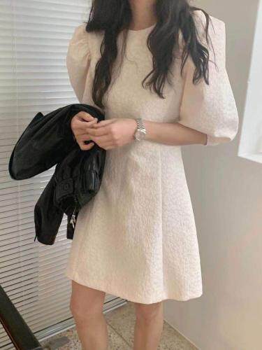 新款泡泡袖连衣裙，女装连衣裙，More(1F)