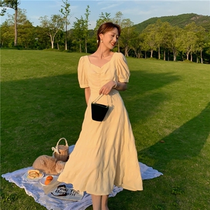 2024年夏天女赫本风可盐可甜法式方领淡黄色长裙露背小心机连衣裙图片