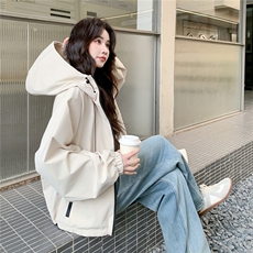 主推新款现货设计感连帽冲锋衣外套P150-K248，女装短外套，2B140