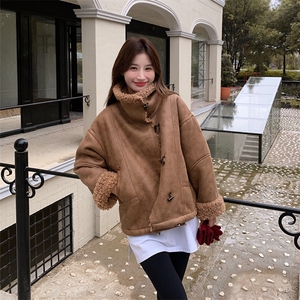 咖色牛角扣羊羔毛外套女冬新款爆款韩系减龄加厚皮毛一体机车棉服图片