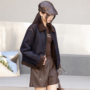时尚拼接翻领加绒牛仔短外套女2024冬季新款小个子休闲羊羔毛棉服图片