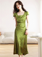 2026夏季新款绿色蝴蝶印花连衣裙方领泡泡袖收腰开叉缎面气质裙，女装连衣裙，艾米