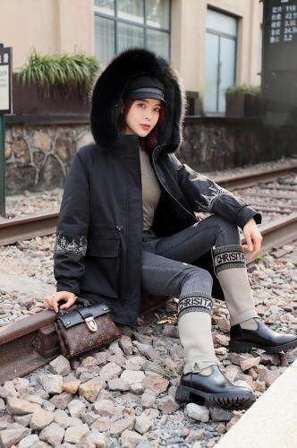 2021早冬上新大狐狸毛领袖笼刺绣设计中长款派克服，女装，红雀纺