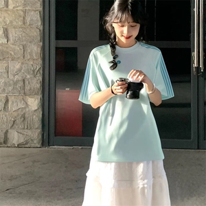 抖音得物品质二开240克宽松纯棉美式潮牌印花三条杠中性风短袖T恤图片
